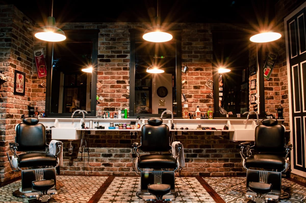 Ambiente luxuoso de barbearia moderna